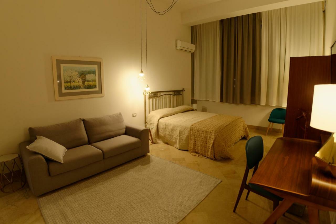 B&B Questa Casa Non E'Un Albergo Palermo Bagian luar foto