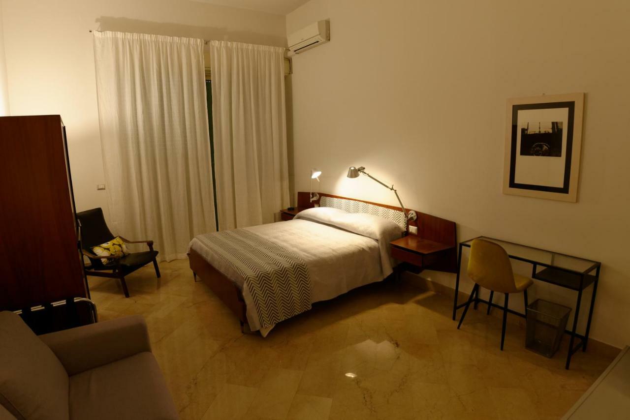 B&B Questa Casa Non E'Un Albergo Palermo Bagian luar foto